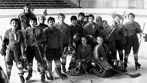 Břeclavští hokejisté na zimním stadionu, rok asi 1983.
