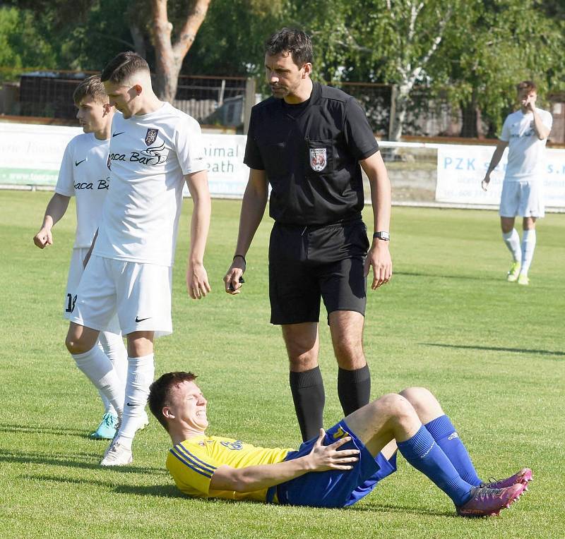 Fotbalisté Lanžhotu (v bílých dresech) prohráli s Velkou Bíteší 0:2