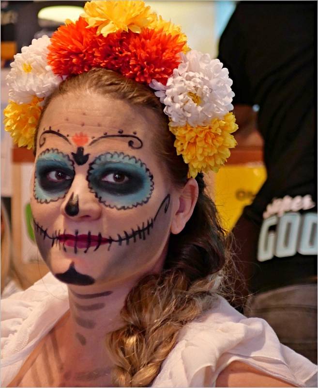 Hosté latinskoamerického bistra si užil tradiční mexický svátek mrtvých.
