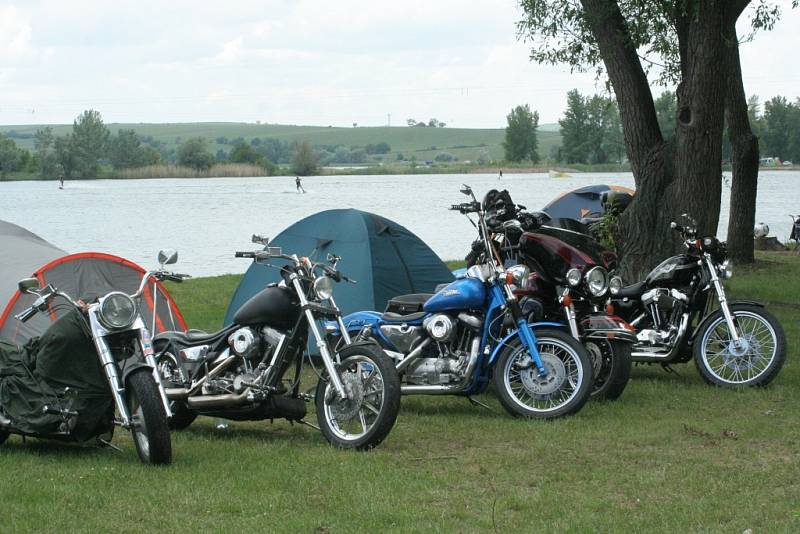 Pasohlávecký kempu Merkur hostil Euro Bike Fest. Třídenní akce plná adrenalinu, hudby a zábavy přilákala do největšího kempu v České republice tisíce motorkářů z několika evropských zemí. 