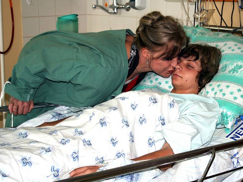 Napadený patnáctiletý Petr v břeclavské nemocnici. Čtvrtek 19. dubna.