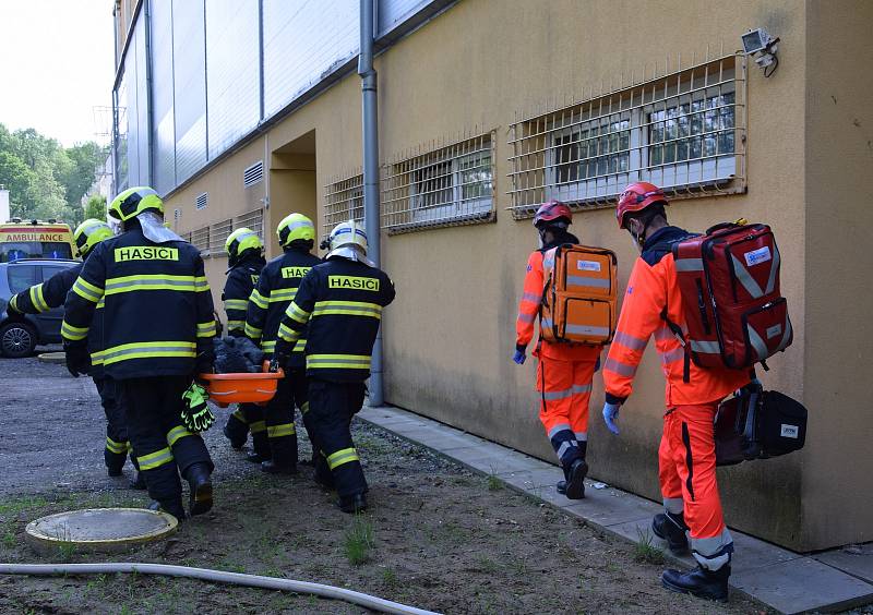 Hasiči, záchranáři a policisté nacvičovali zásah při úniku čpavku na zimním stadionu v Břeclavi.