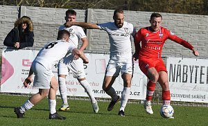 Fotbalisté Lanžhota (v bílém) porazili rezervu Líšně 2:0.