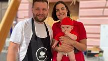 Břeclavan Radim Stráník začal začátkem letošního roku vyrábět vlastní zkvašenou rajčatovou omáčku pod názvem FerMato. Na snímku s partnerkou a synem.
