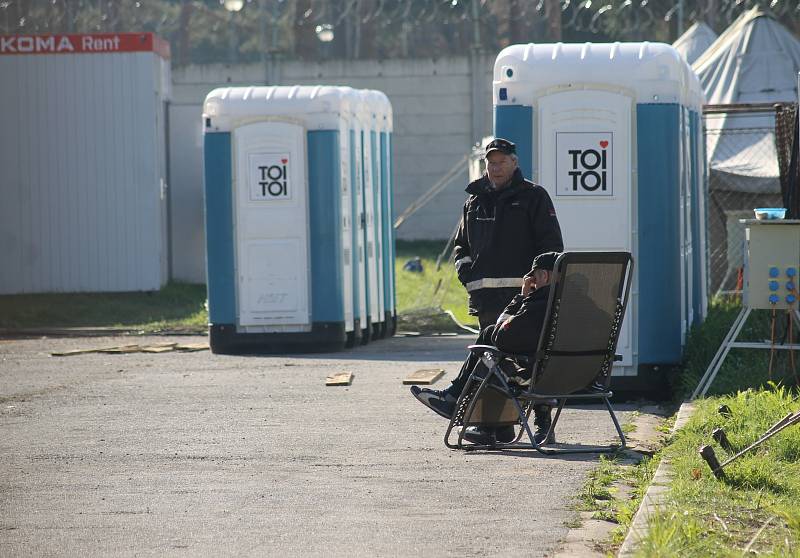 Demontáž tábora pro uprchlíky v břeclavské Poštorné začala v pondělí. Správa uprchlických zařízení už si odvezla stavební buňky. Ve středu a ve čtvrtek sbalí hasiči stany.