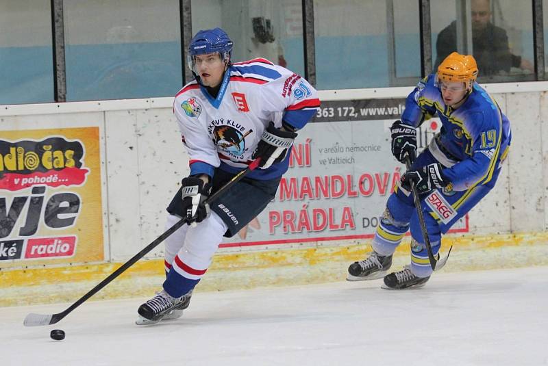 Břeclavští hokejisté (v modrém) podlehli Orlové až po nájezdech 1:2.