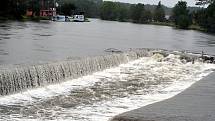 Zvýšená hladina řeky Dyje v Břeclavi lákala v pondělí lidi, kteří si ji přišli prohlédnout.