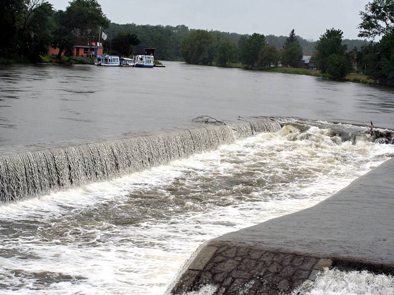 Zvýšená hladina řeky Dyje v Břeclavi lákala v pondělí lidi, kteří si ji přišli prohlédnout.