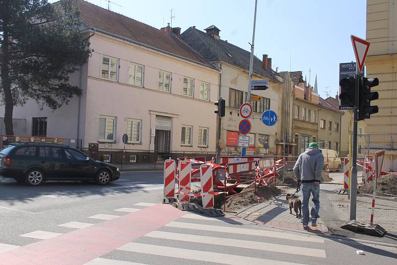 Dělníci mění zastaralé semafory na hlavním tahu Břeclaví. Nahrazují je moderními s kamerami.