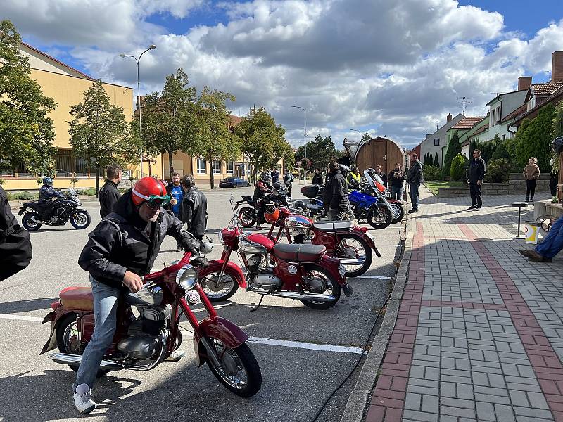 Motorkáři vyrazlii z Velkých Bílovic na šestou Cestu časem.