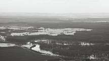 Než přišla přehrada.Pohled z Pavlovských kopců na rozvodněnou Dyji. Foto Petr Macháček, 1976