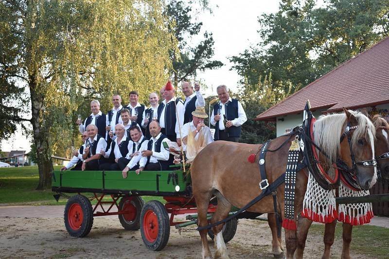 Tvrdoničtí si užili vystoupení Pomněnky a mužáků.