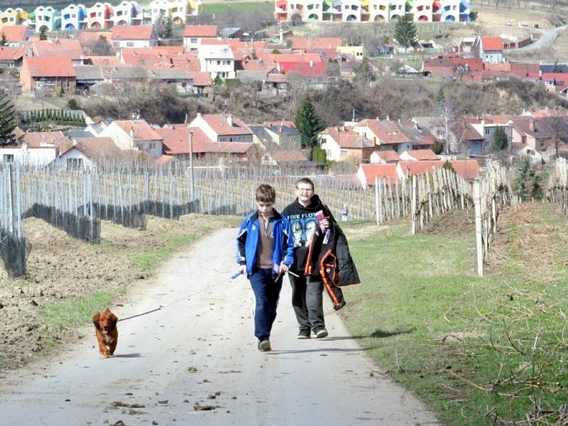 Lidé se o víkendu prošli po nové naučné stezce mezi vinicemi a meruňkami.