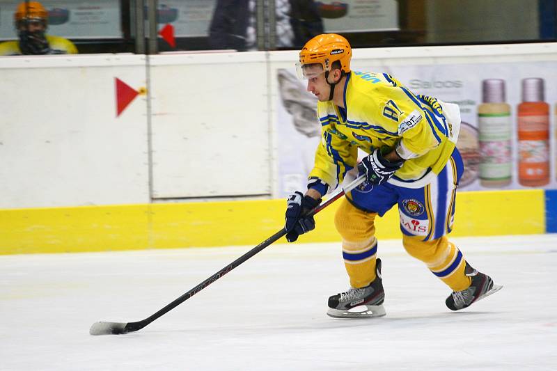 Břeclavští hokejisté (ve žlutém) porazili brněnskou Techniku 3:2 v prodloužení.