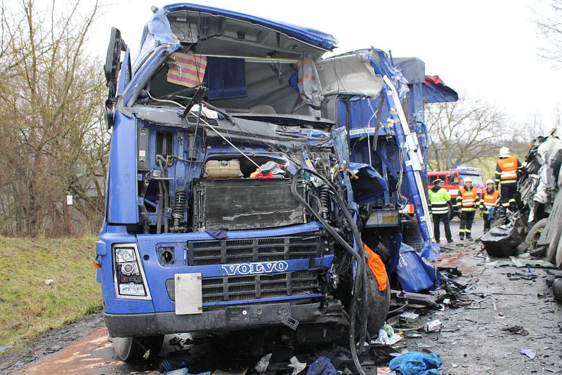 Na silnici číslo 40 mezi Mikulovem a Sedlecí se srazily dva kamiony. Srážku jeden z řidičů nepřežil.