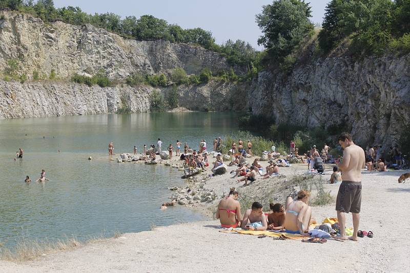 Bývalý vápencový lom vzali turisté útokem. V tropických víkendech si tam užívá přírodního koupání až tisíc návštěvníků denně. Do největší dvanáctimetrové hloubky se vydávají i potápeči.