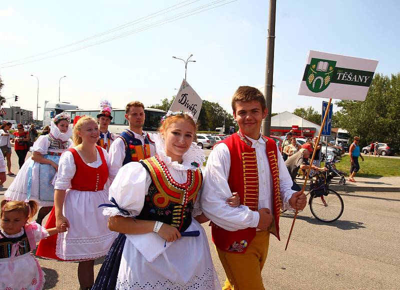 V sobotním průvodu po Břeclavi na třetím ročníku Setkání přátel jižní Moravy prošly až stovky krojovaných, dokonce i hosté ze Slovenska.