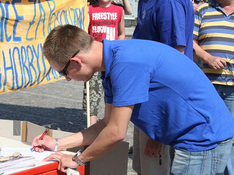 Lidé protestovali proti plánované výstavbě Obchodního centra Hobby poblíž břeclavského centra.