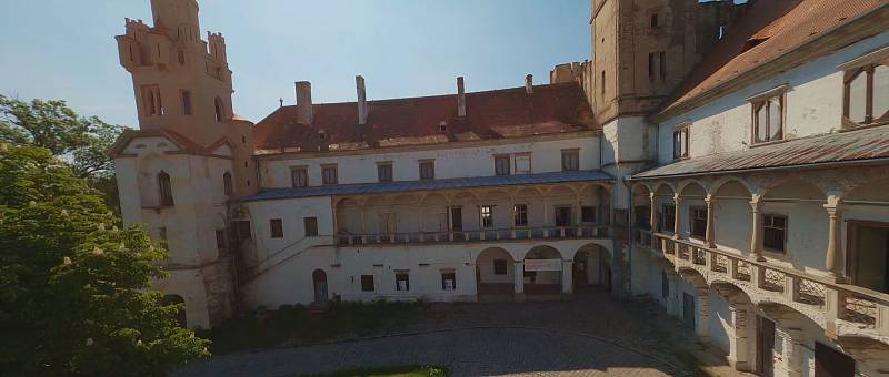 Filmař Jakub Hotař se tentokrát proletěl útrobami zámku v Břeclavi.