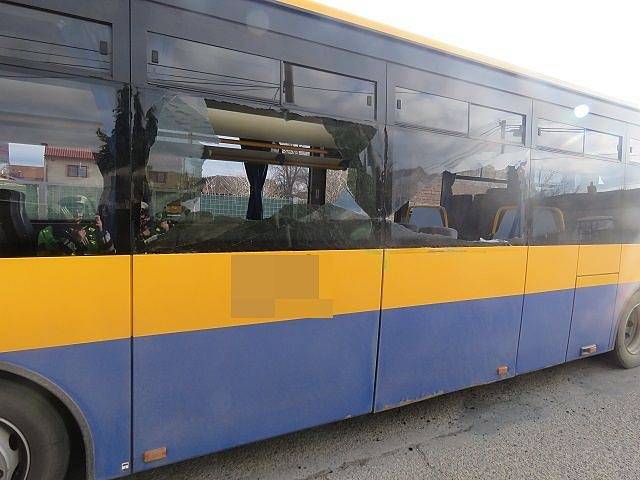 Autobus plný dětí se ve čtvrtek ráno srazil s traktorem s přívěsem. Nehoda se stala v Moravské Nové Vsi před půl osmou. Na to, že jsou děti zraněné, přišli až učitelé ve škole.