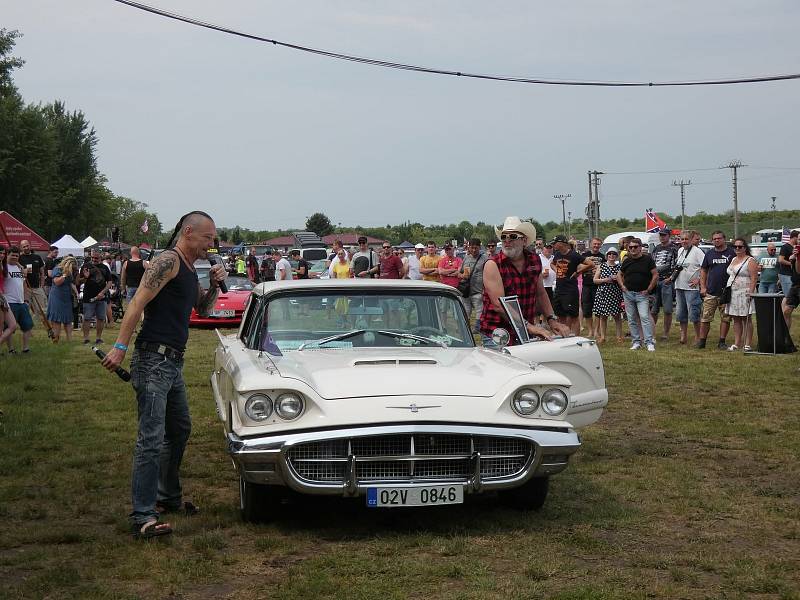 Ze setkání milovníků a majitelů amerických aut Lucky Cruisers Weekend v Pasohlávkách.