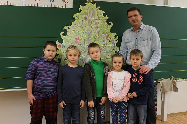 Žáci 1. třídy ze ZŠ v Němčičkách s panem učitelem Petrem Antošem.