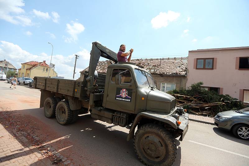 Následky řádění tornáda na jihu Moravy