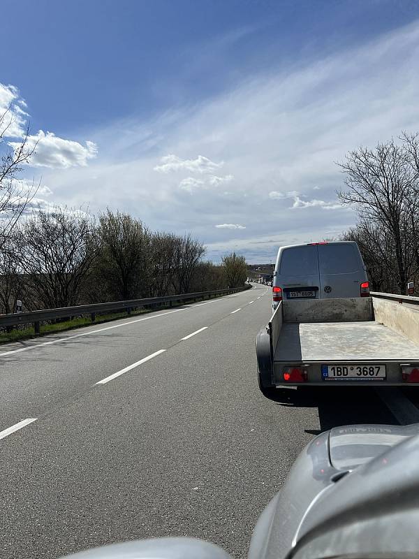 Na tachometru nula a v koloně před semaforem u Branišovic i dvacet minut. Další zdržení na rekonstruované silnici I/53 mezi Pohořelicemi a Znojmem.