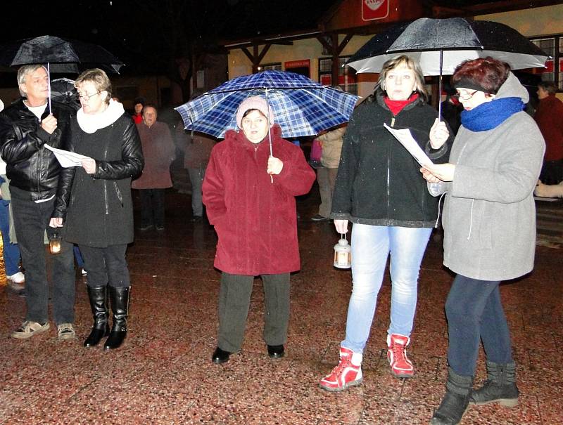 Zhruba 150 lidí si přišlo zazpívat koledy pod vánoční strom u kulturního domu v Bořeticích s mužáckým sborem Svodničan. Kravihorci nalévali zájemcům svařák.