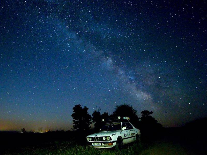 Dvojice odvážných mladíků z Břeclavi Adam Stohanzl a Jaromír Toncr se vydali se starým BMW až do dalekého Kyrgyzstánu. Už navštívili Gruzii, Rusko nebo Uzbekistán.