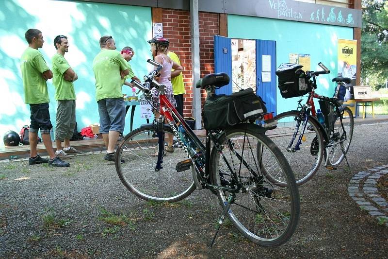 Velkomoravské stezky se v pátek pátého července poprvé otevřely cykloturistům. Od břeclavskégo Velopavilonu vyrazily dopoledne na 52 kilometrů dlouhou trasu desítky cyklistů.