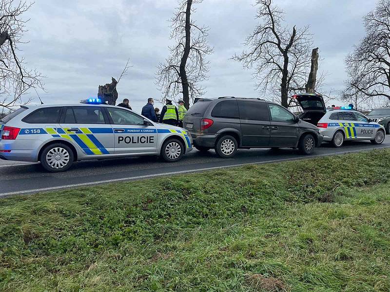 Cizinec s devíti migranty v autě na Břeclavsku prorazil dva policejní zátarasy.