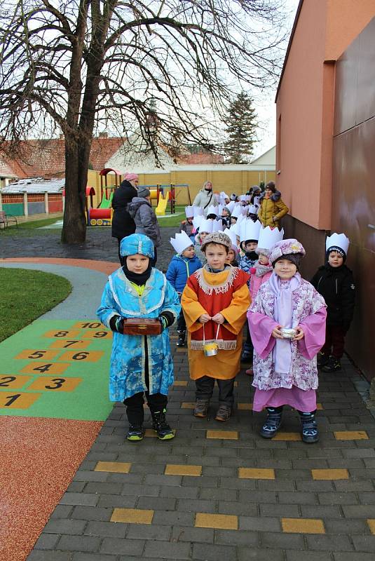 Koledování malých Tří králů mohli rodiče sledovat v živém vysílání na webu. FOTO: Archiv zařízení