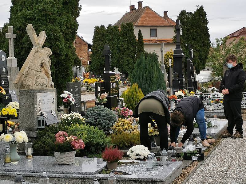 Desítky lidí zamířily v sobotu v dopoledních hodinách na rakvický hřbitov