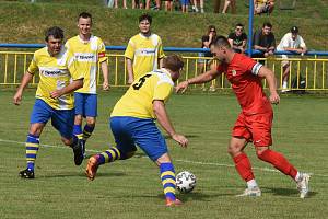 Fotbalisté Mikulova (v červeném) porazili 6:0 Hlohovec.