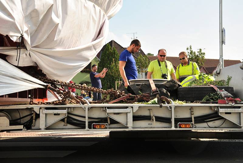 Obří transport míří z Třebíče do Hodonína k slovenským hranicím. Jede až do Velké Británie. Na snímku průjezd přes Pohořelice na Brněnsku.