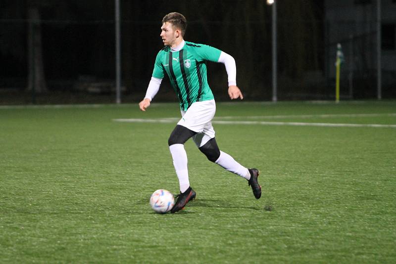 Fotbalisté Lanžhota (v červeném) podlehli 0:3 Skalici.