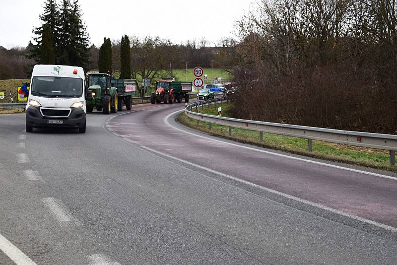 Také zemědělci na Břeclavsku se zapojili do protestní jízdy za rovné podmínky. Na snímku ti ze Zemědělského družstva v Sedleci.