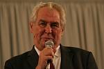 Při návštěvě jižní Moravy se prezident Miloš Zeman zastavil i v Lednici. Ve velkém sále nově opravených jízdáren v úterý diskutoval s lidmi. Mezi několika stovkami příchozích se našlo jen několik málo odpůrců Zemana s červenými kartami v rukou.