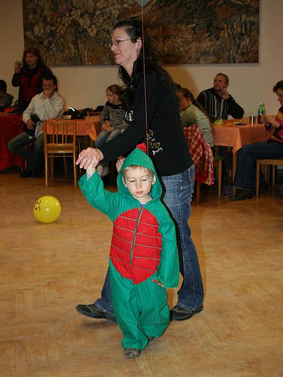 Děti ze Staroviček se se svými rodiči sešly už na jedenáctém ročníku tradičního maškarního plesu.