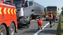  Neštěstím skončila jízda tří polských kamionů v sobotu odpoledne u nádrže Nové Mlýny na Břeclavsku. Při srážce se zranili dva lidé. Ženu, která seděla v jednom nákladním autě na místě spolujezdce, transportoval s vážným zraněním do nemocnice vrtulník.