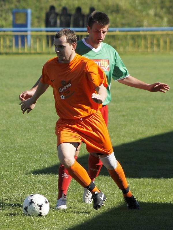 Hlohovec (v zeleném) podlehl v okresním derby Charvátské Nové Vsi vysoko 1:5.