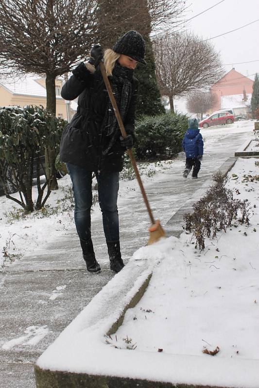 Moravskou Novou Ves přikryl letošní první sníh. Ani to však neodradilo některé cyklisty od šlápnutí do pedálů. Lidé ometali bílou nadílku z aut i před domy.