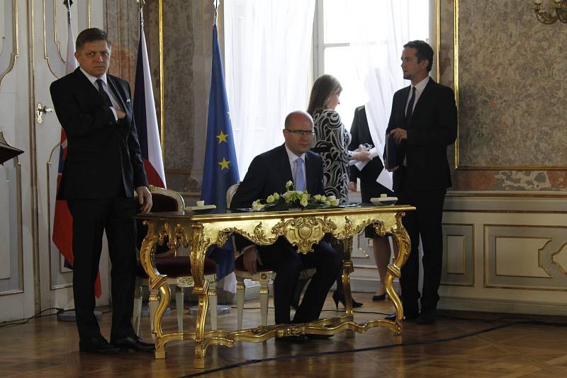 Společné zasedání českého premiéra Bohuslava Sobotky a předsedy slovenské vlády Roberta Fica. Ilustrační foto.