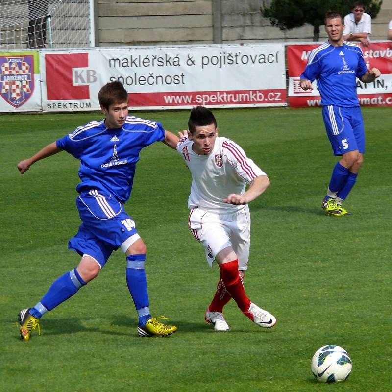 Lanžhotští fotbalisté (v bílém) si doma zastříleli. Deklasovali Lednici 6:0.