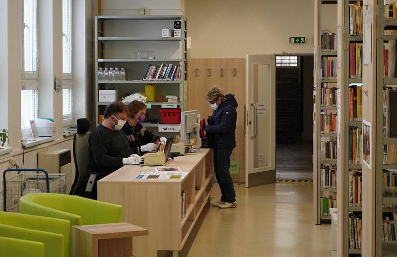 Břeclavská knihovna znovu otevřela jedenáctého května. Provoz je v prázdninovém režimu, nechybí povinná dezinfekce rukou, vrácené knihy putují do karantény.