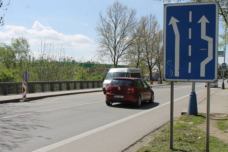 Ředitelství silnic a dálnic plánuje od 28. dubna opravu terénní nerovnosti na mostu mezi břeclavskou městskou částí Poštorná a centrem Břeclavi u prodejny Penny. Most se nachází na frekventované silnici I/55 na hlavním tahu okresním městem.