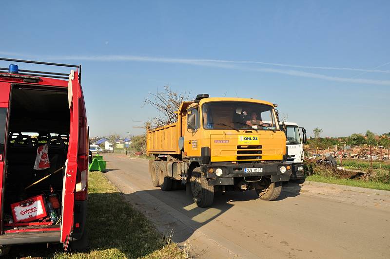 Pátý den po katastrofě. V obcích  poškozených tornádem, začaly první demolice domů, zatím jen v režii majitelů nemovitostí. Řízené demolice 115 domů kraj zahájí příští týden.