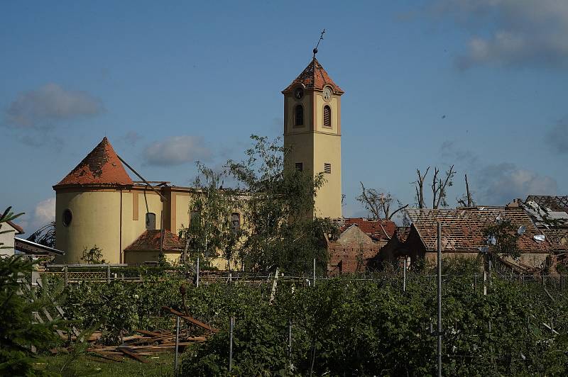 Katastrofa na jižní Moravě. Moravská Nová Ves na Břeclavsku den po řádění ničivého tornáda.