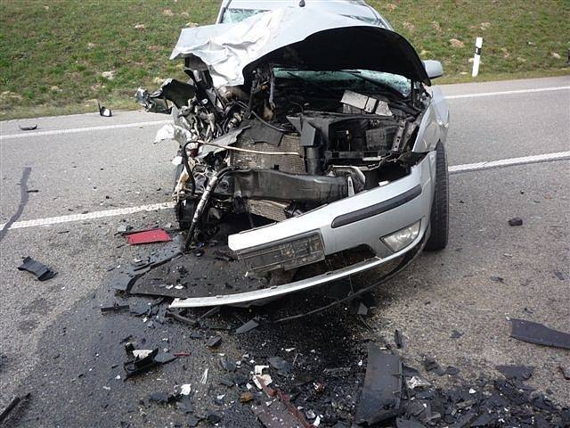 Dvě osobní auta se ve středu 13. března odpoledne čelně střetla na frekventované silnici I/55 nedaleko Hrušek. Zatímco Ford Mondeo zůstal na silnici, Fiat Panda ležel po srážce vedle cesty na střeše. 